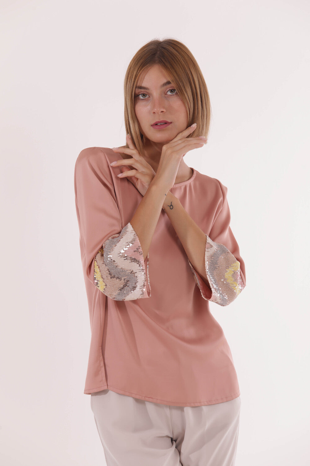 BLUSA MANICHE 3/4 CON DETTAGLI IN PAILLETES