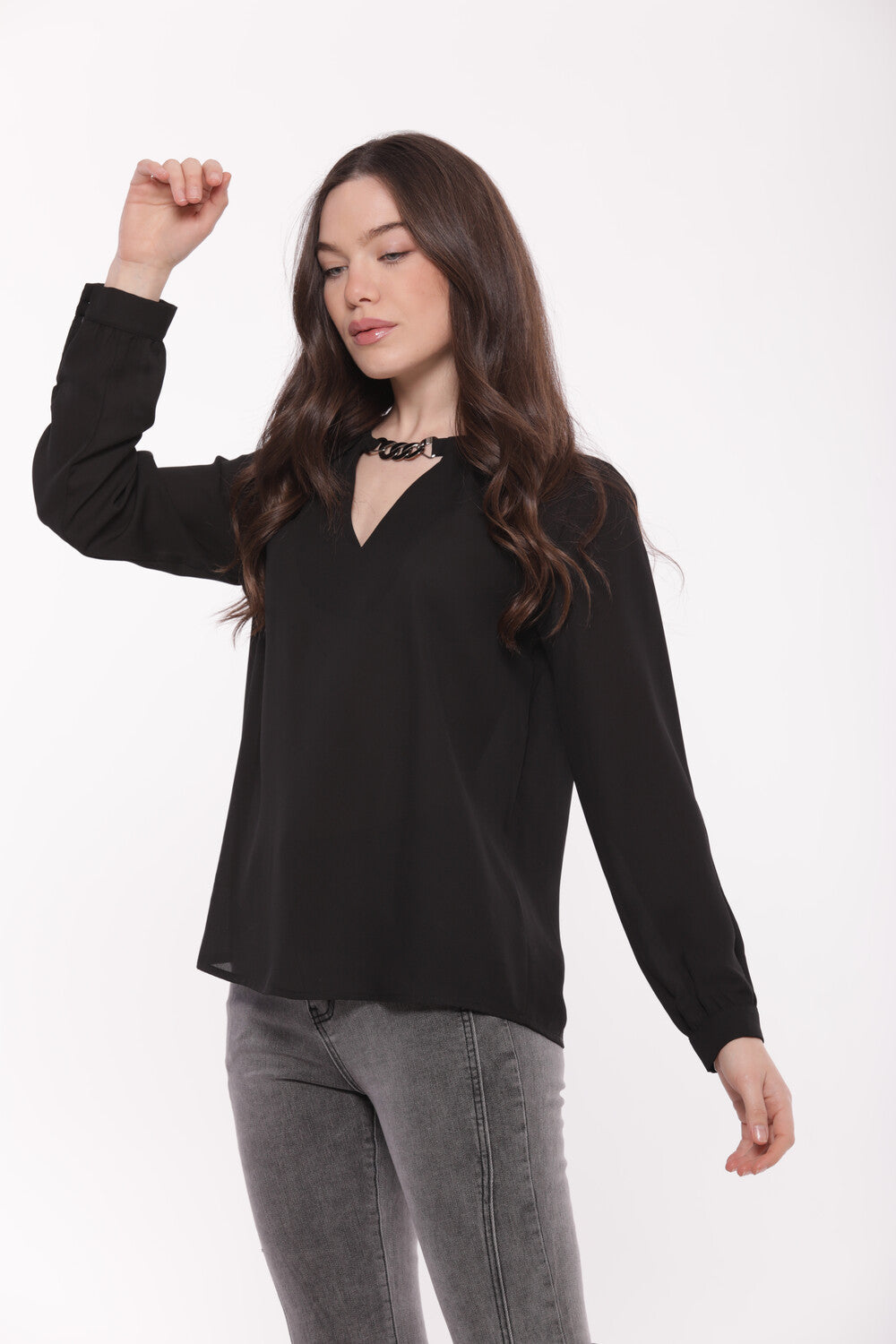 BLUSA CON DETTAGLIO FIBBIA SU COLLO