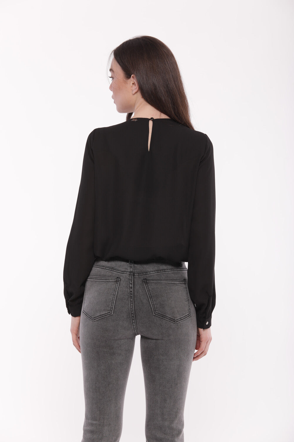 BLUSA CON DETTAGLIO FIBBIA SU COLLO