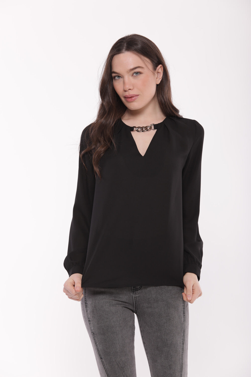 BLUSA CON DETTAGLIO FIBBIA SU COLLO