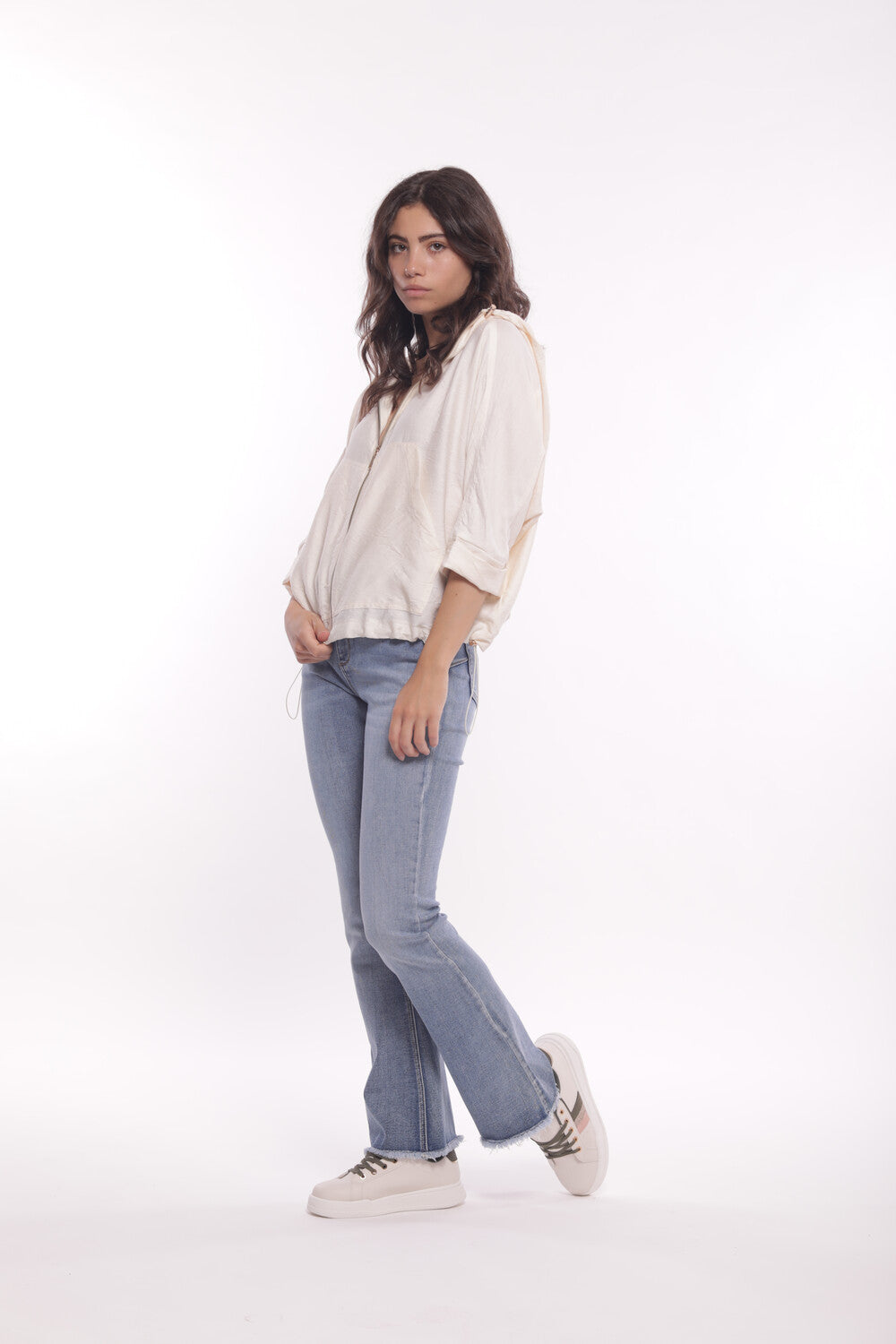 JEANS FLARE CON DETTAGLIO SU TASCHE