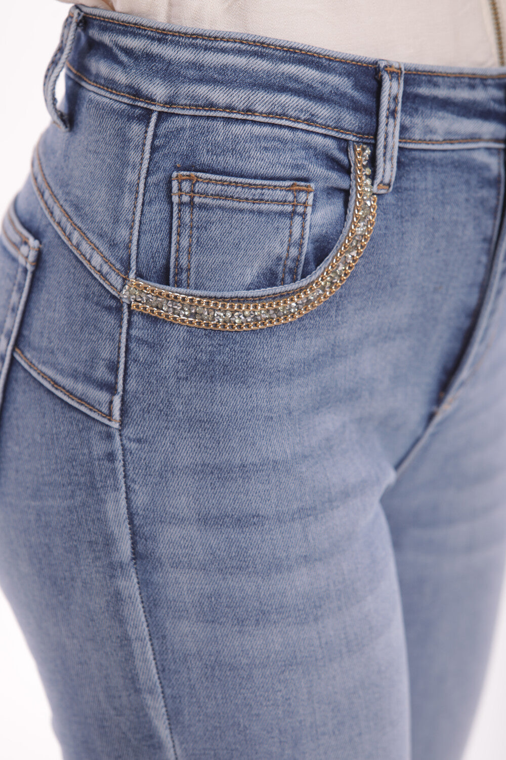 JEANS FLARE CON DETTAGLIO SU TASCHE